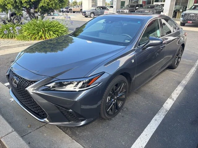 2023 Lexus ES 300h 300h's photo
