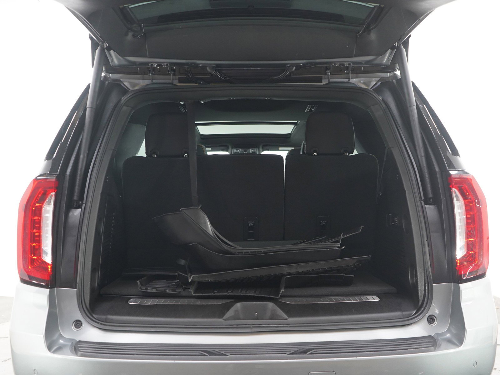 Used 2023 Sterling Metallic GMC AT4 image 17