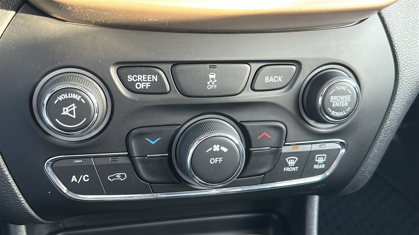 Used 2017 Black Jeep Latitude image 27