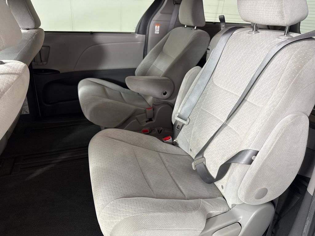 2015 Toyota Sienna LE - Photo 12