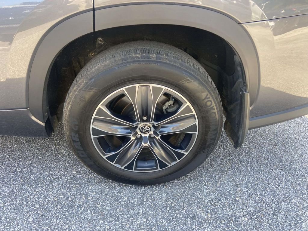 Used 2021 Gray Toyota XLE image 9