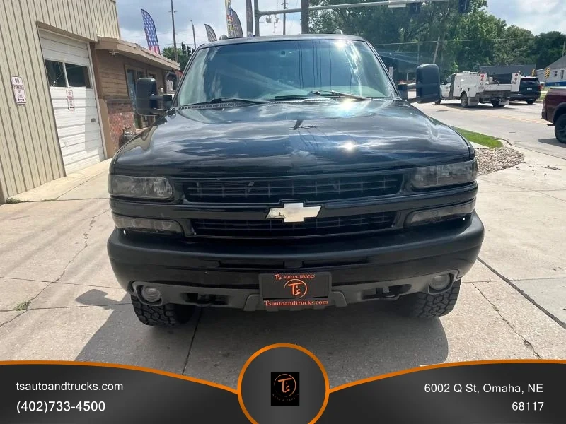 Used 2001 Black Chevrolet Sport Utility 4D image 4