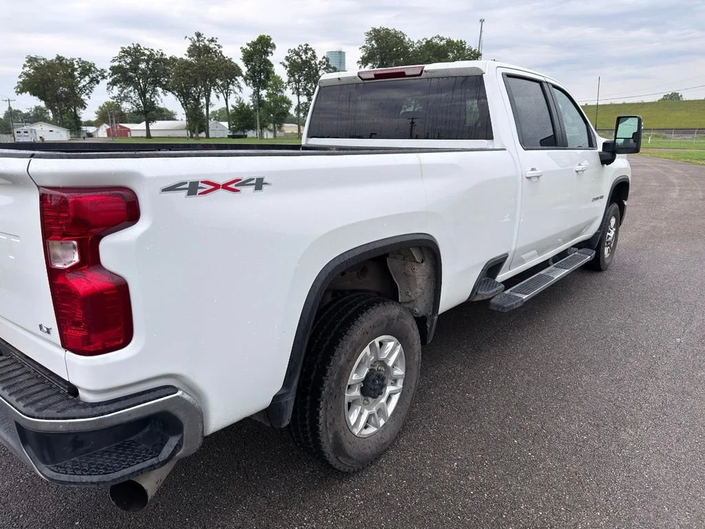Used 2025 Summit White Chevrolet LT image 9