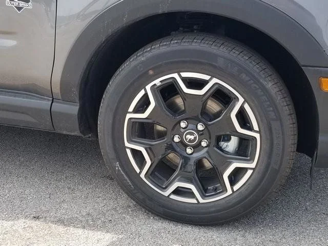 New 2025 Carbonized Gray Metallic Ford Outer Banks® image 27