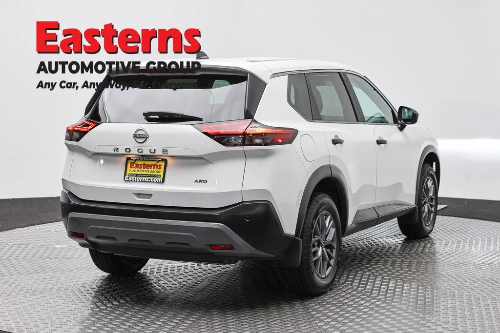 Used 2023 White Nissan S image 5