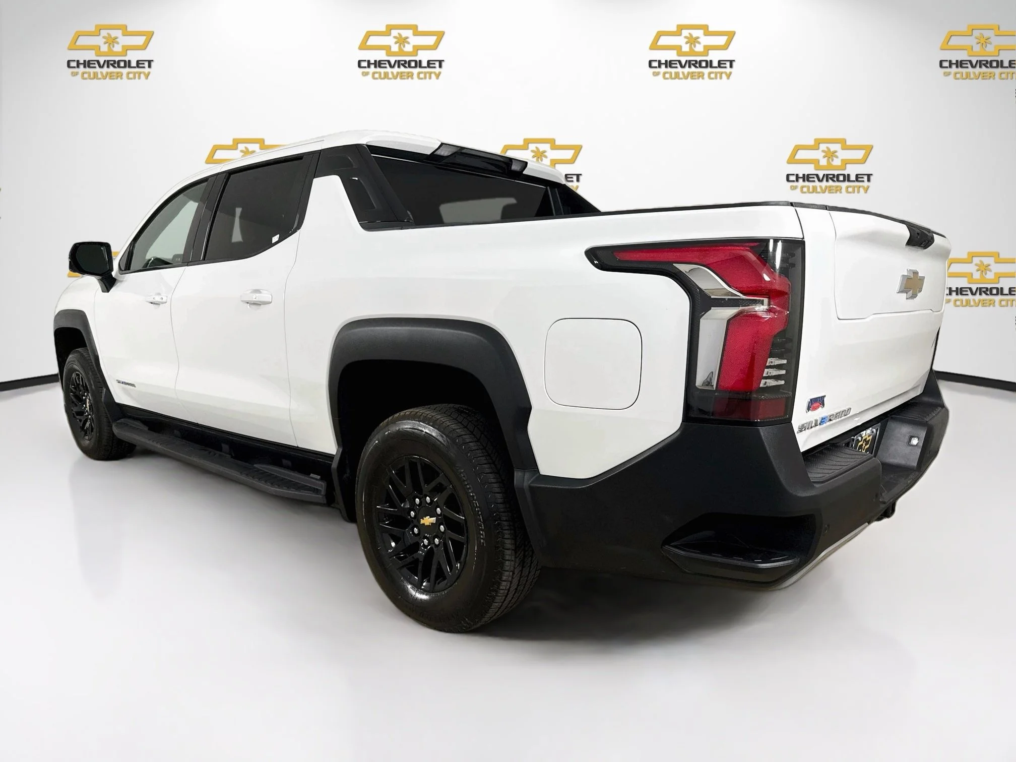 Used 2025 Summit White Chevrolet LT - Extended Range image 6