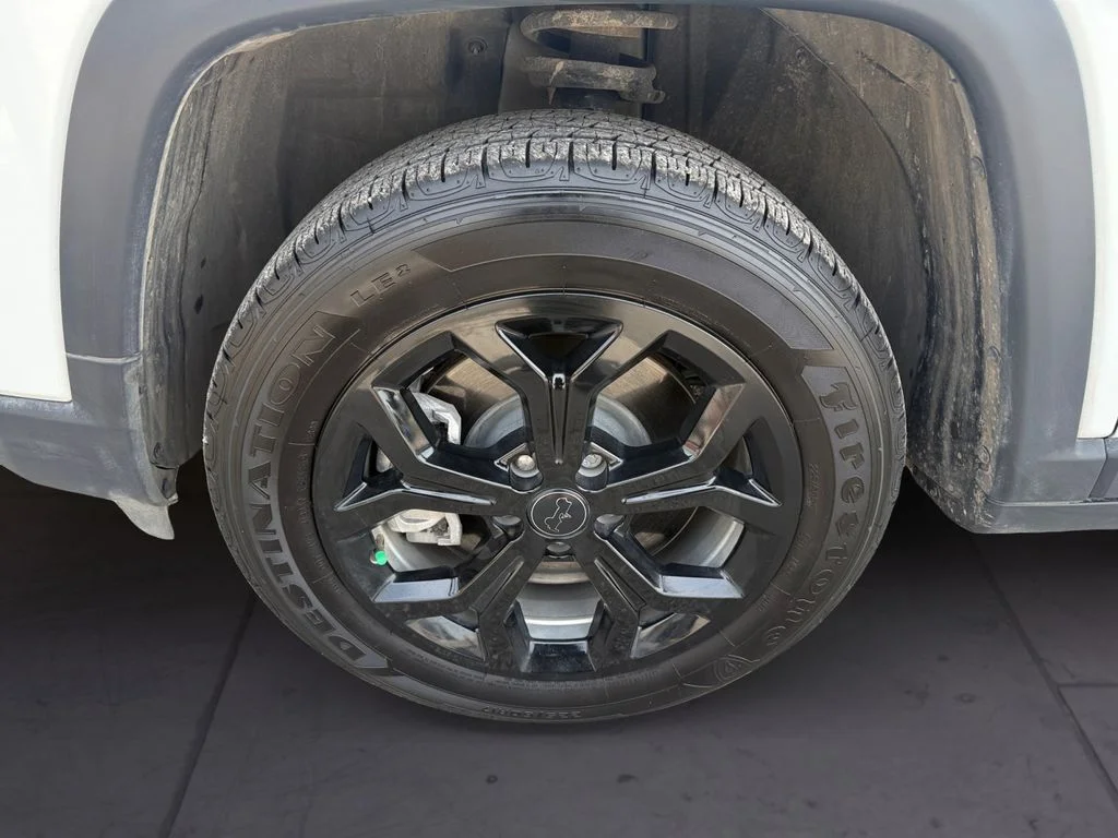 New 2026 White Jeep Latitude image 9