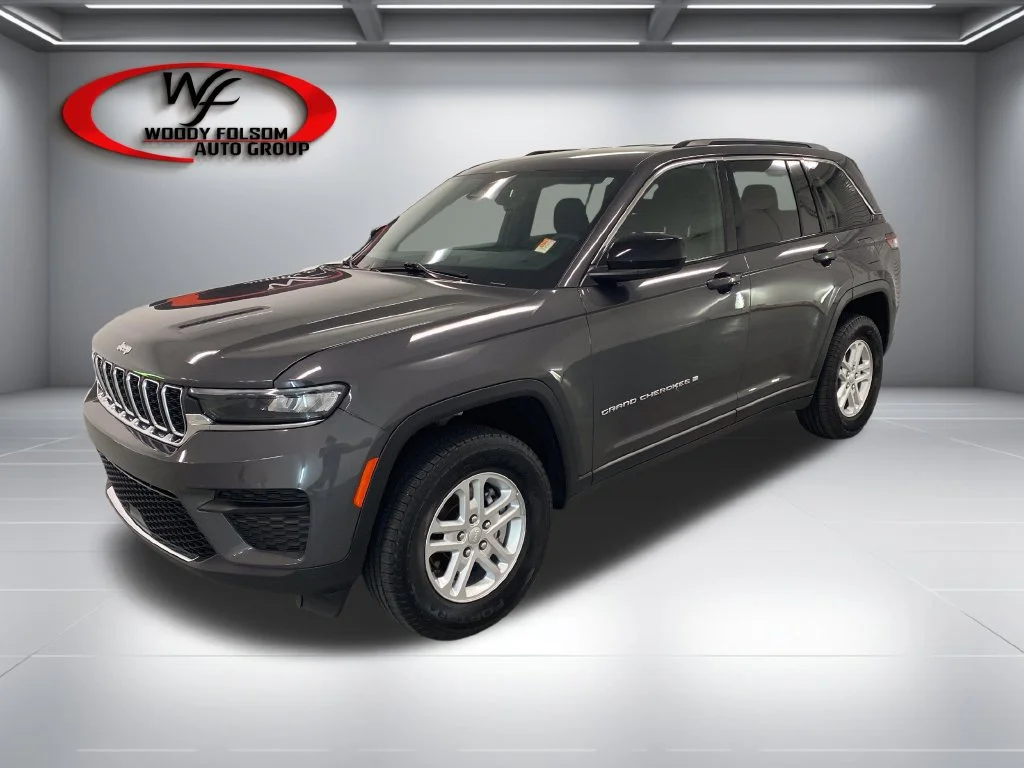 Used 2025 Gray Jeep Laredo image 3