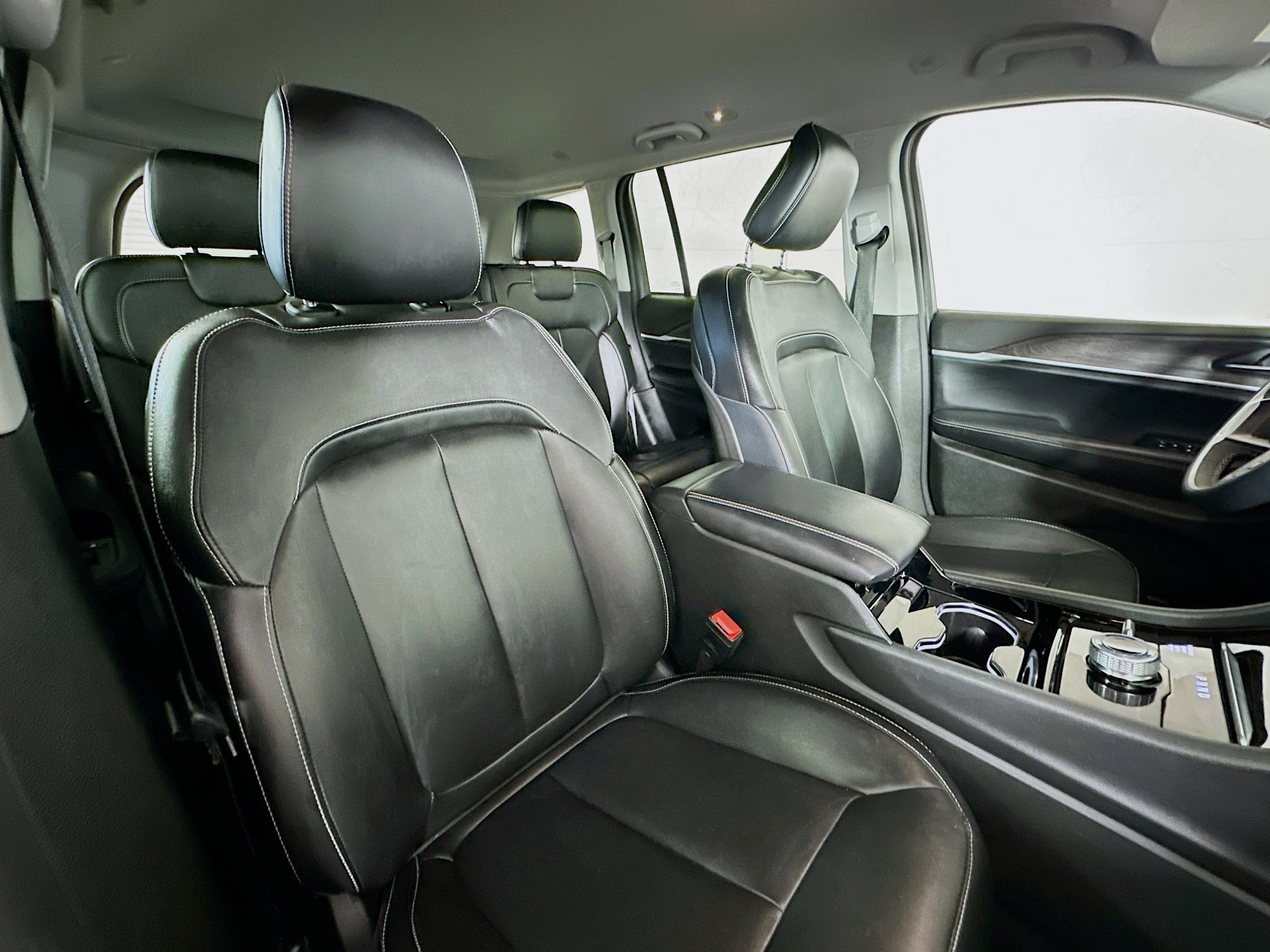 Used 2023 Diamond Black Crystal Pearlcoat Jeep Limited image 27