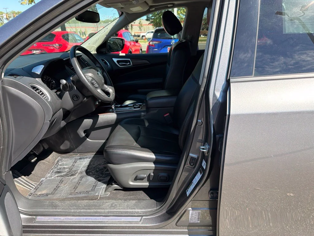 Used 2020 Gray Nissan Platinum image 13