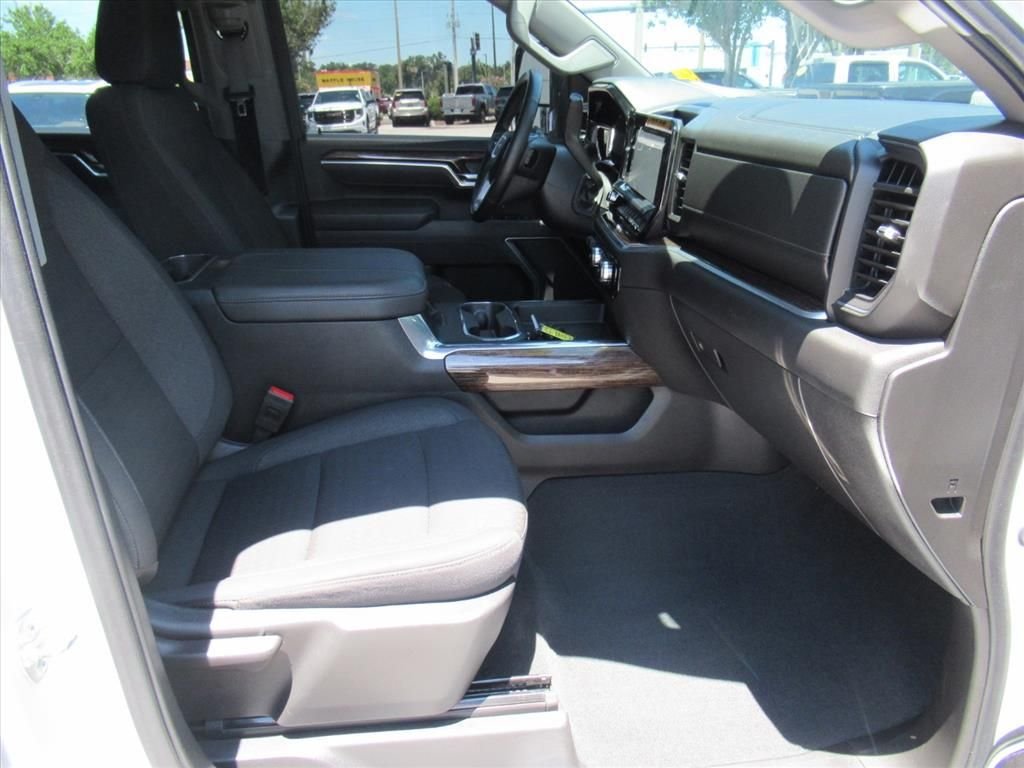 Used 2025 White GMC SLE image 10