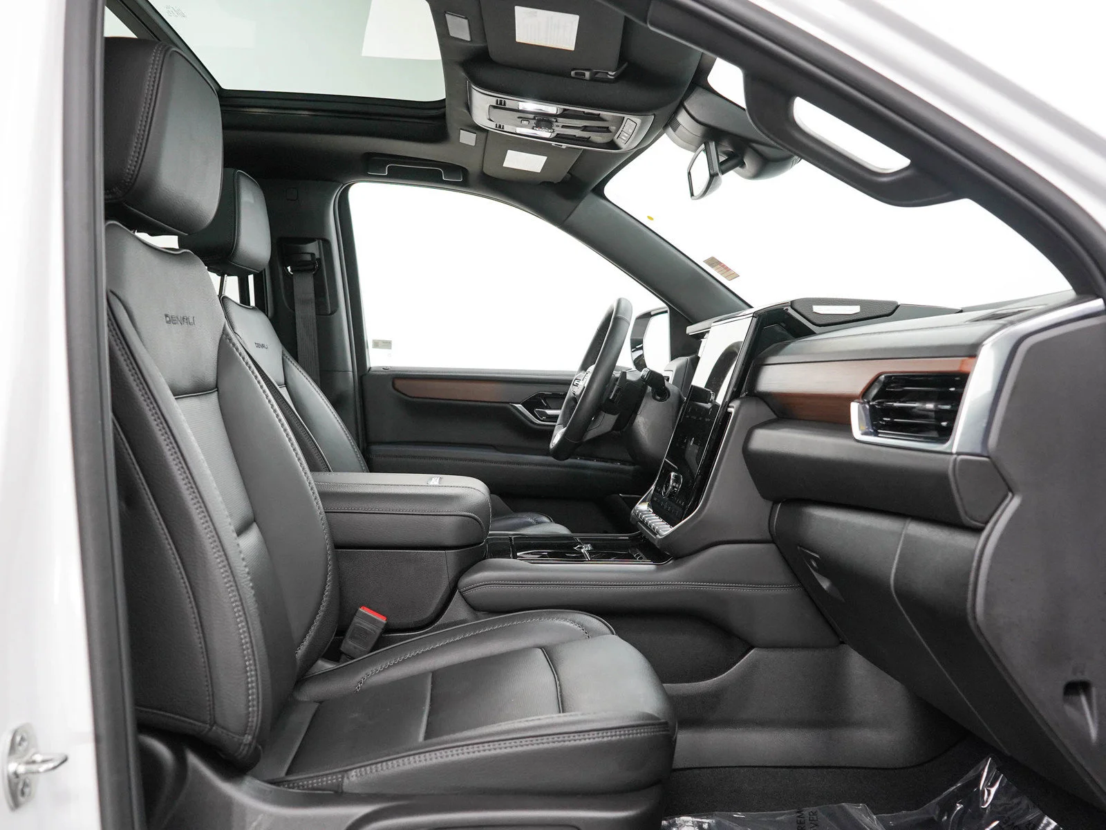 Used 2025 White Frost Tricoat GMC Denali image 10