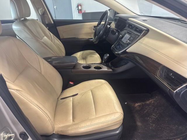 Used 2015 Silver Toyota XLE image 21