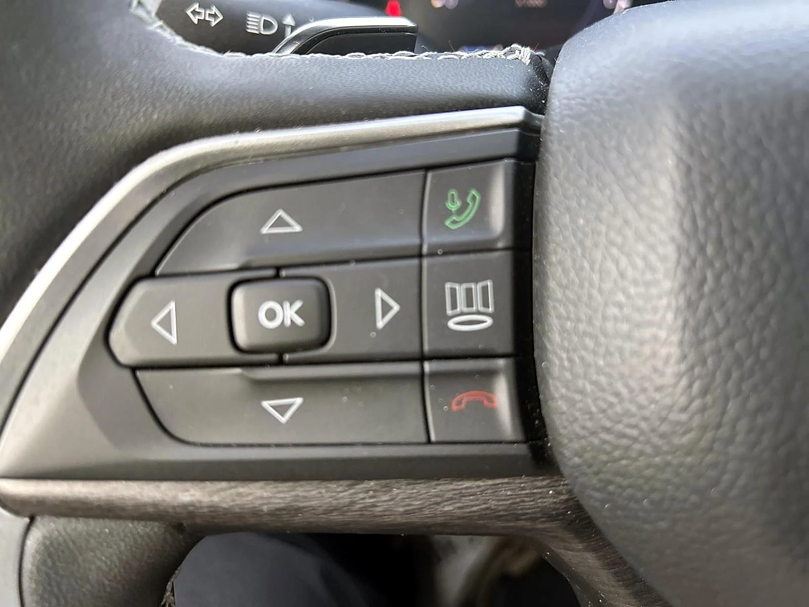 Used 2023 Diamond Black Crystal Pearlcoat Jeep Limited image 21