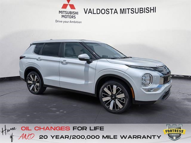 Used 2025 White Diamond Mitsubishi SE image 2