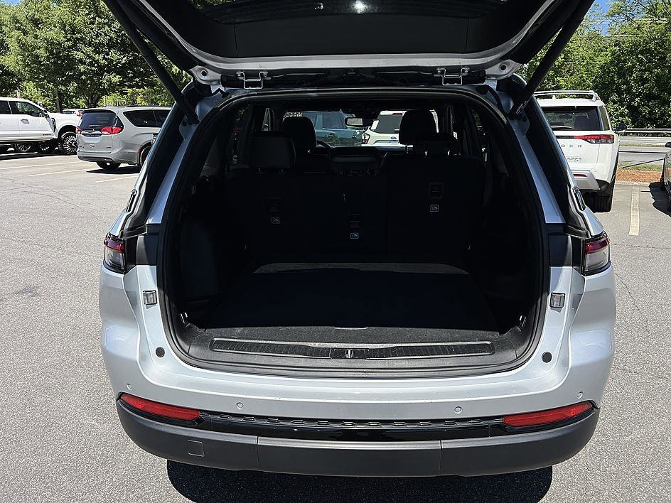Used 2024 Silver Zynith Jeep Altitude image 15