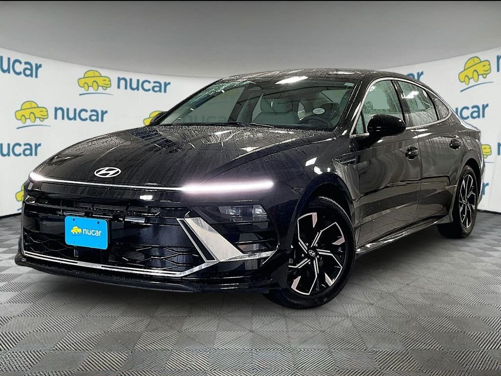 Used 2025 Black Hyundai SEL image 3
