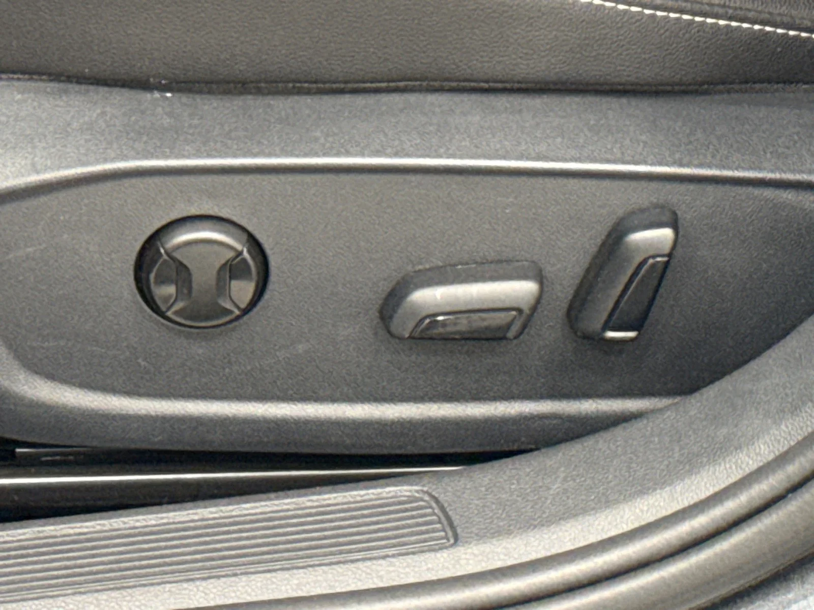 Used 2024 Platinum Gray Metallic Volkswagen SE image 13