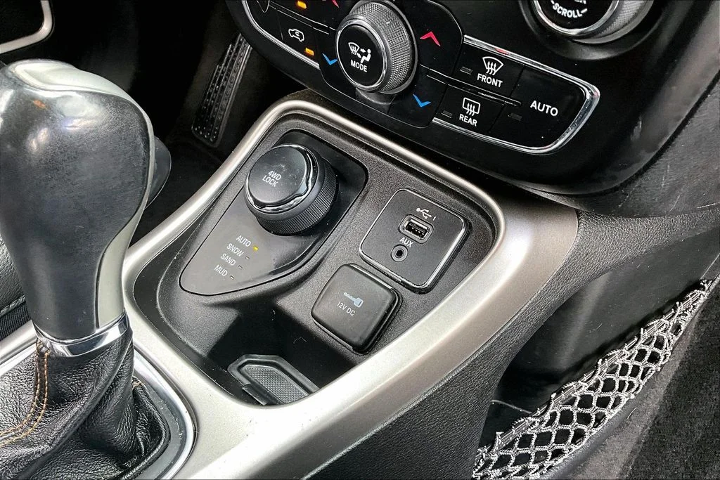 Certified Used 2019 Silver Jeep Latitude image 16