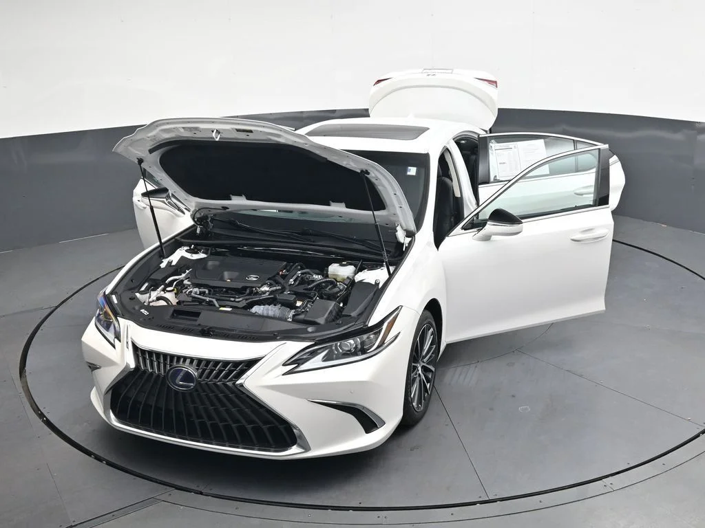Used 2022 White Lexus 300h image 46