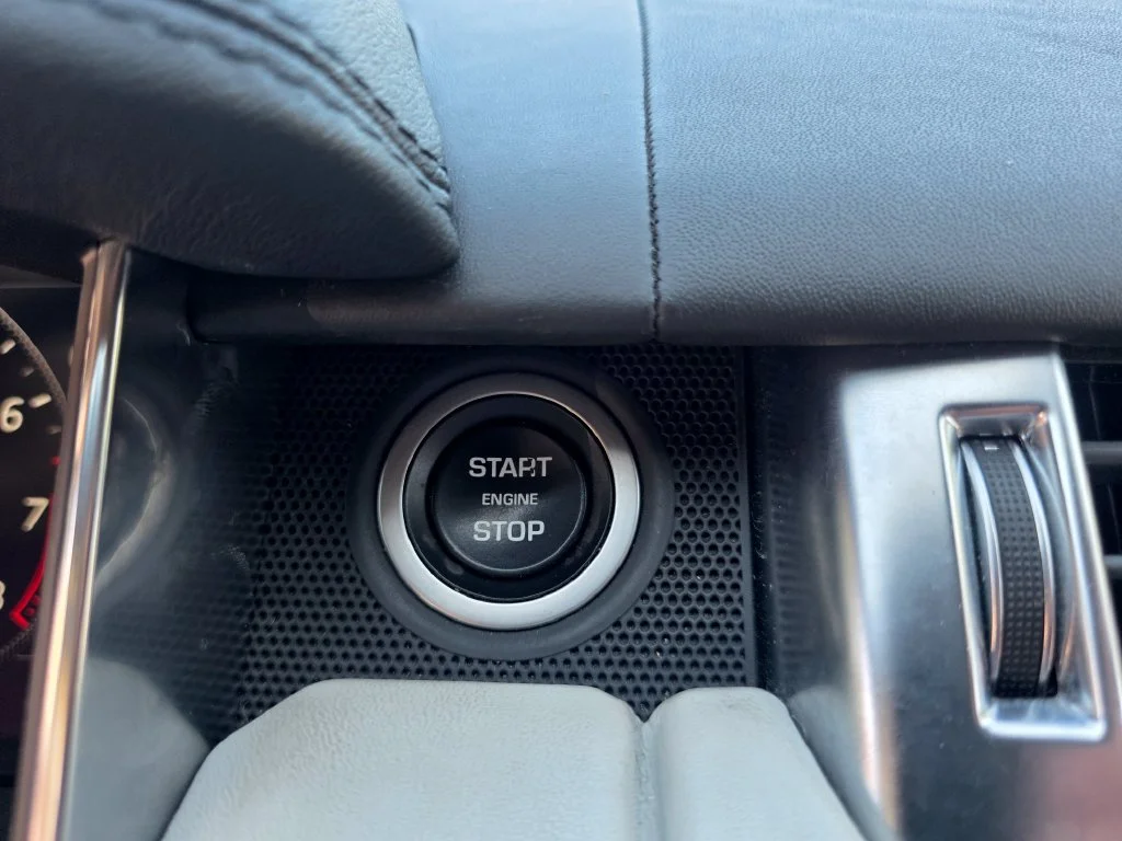 Used 2018 White Land Rover SVR image 12