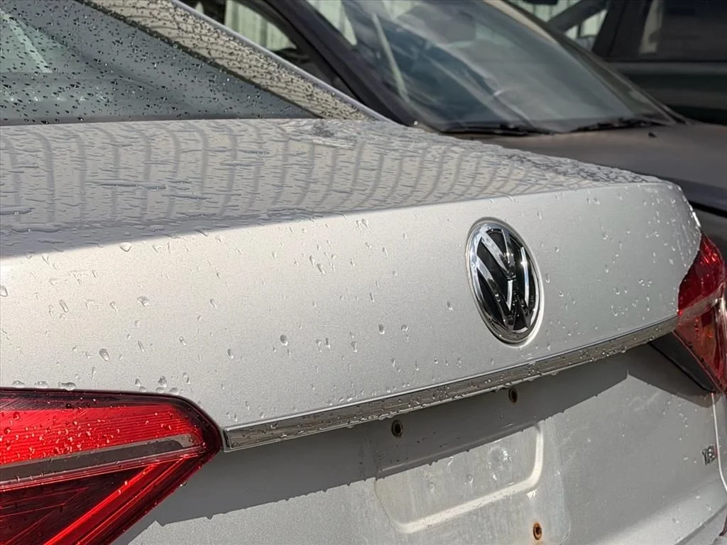 Used 2016  Volkswagen  image 21