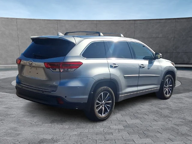Used 2018 Silver Toyota XLE image 2