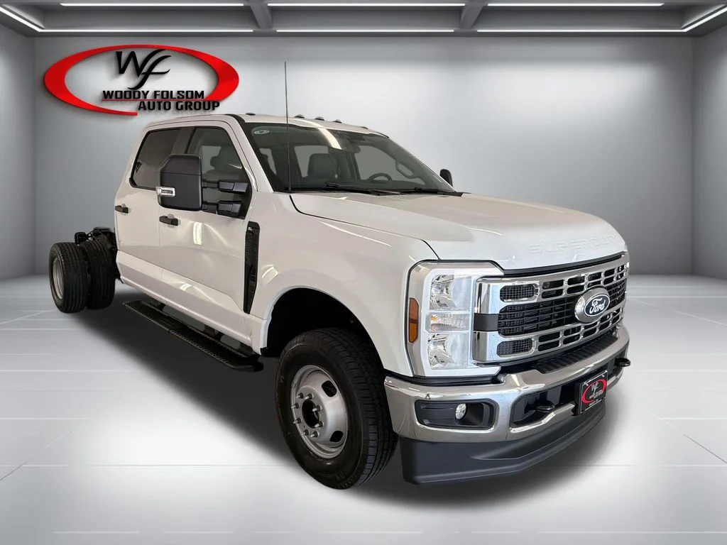 New 2027 Oxford White Ford F-350® XL image 3