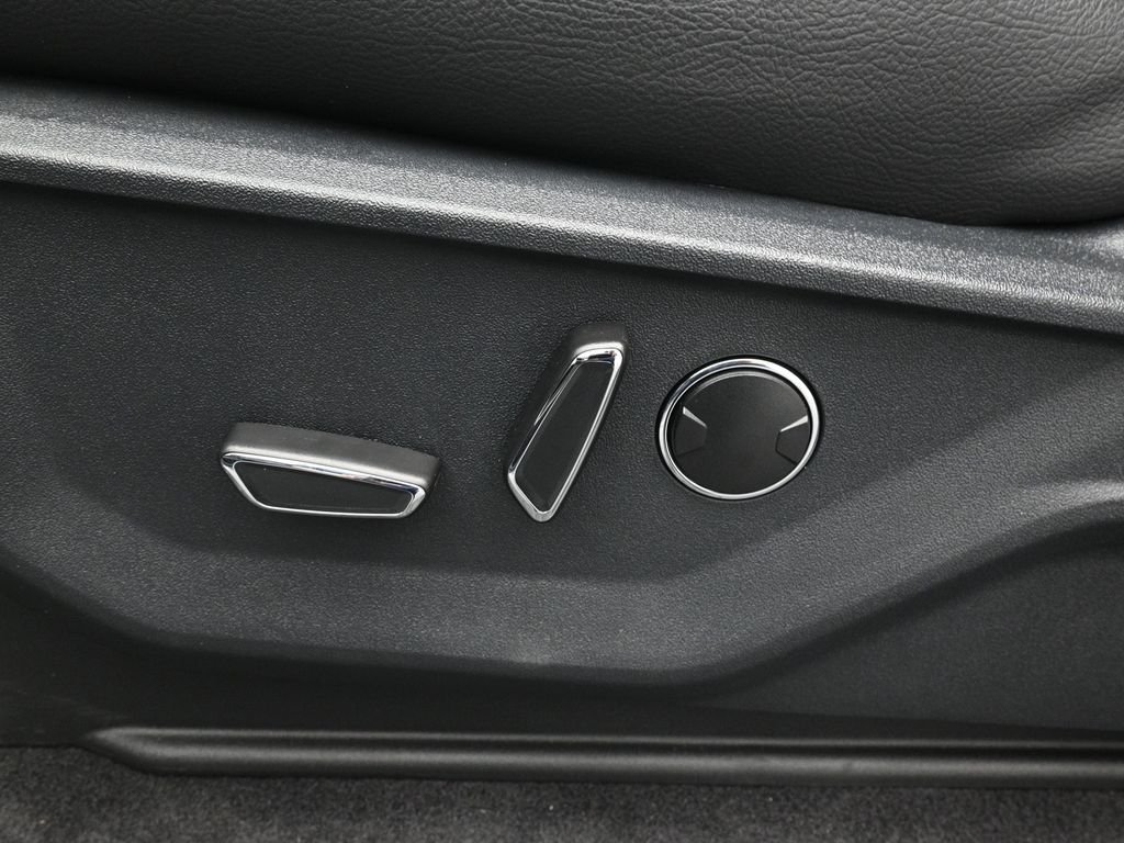New 2025 Iconic Silver Metallic Ford Lariat image 10