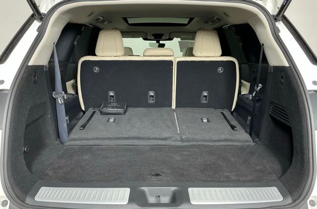Used 2023 White INFINITI LUXE image 26