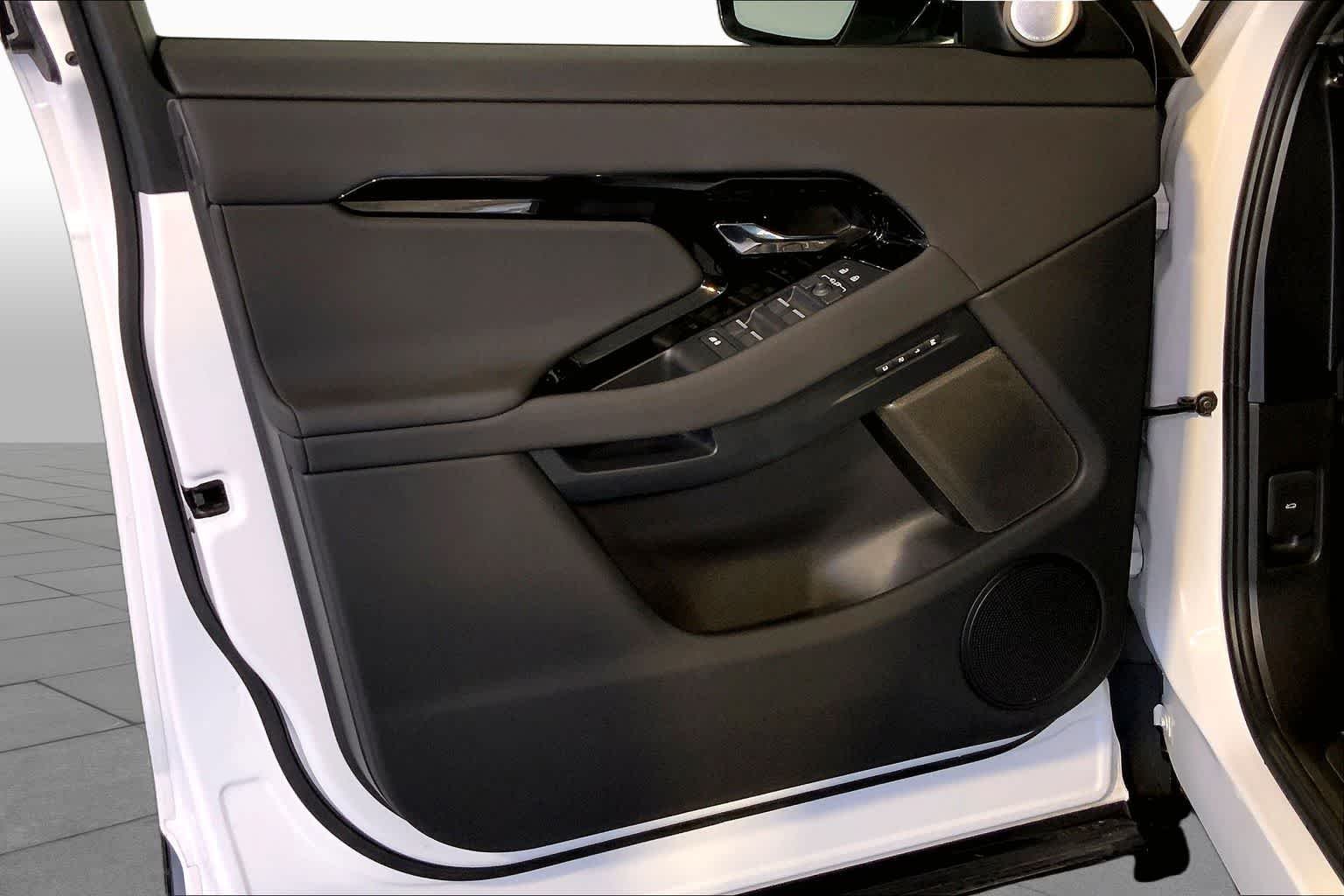 Used 2026 Ostuni Pearl White Premium Metallic Land Rover Dynamic SE image 22