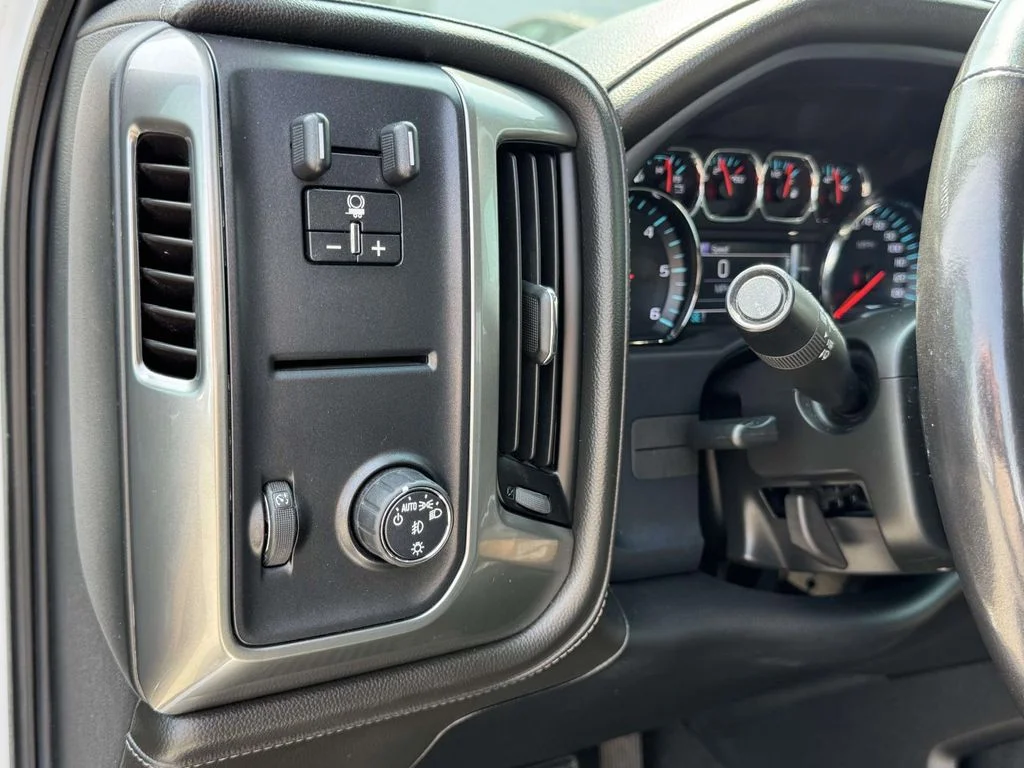 Used 2018 White Chevrolet LTZ image 28