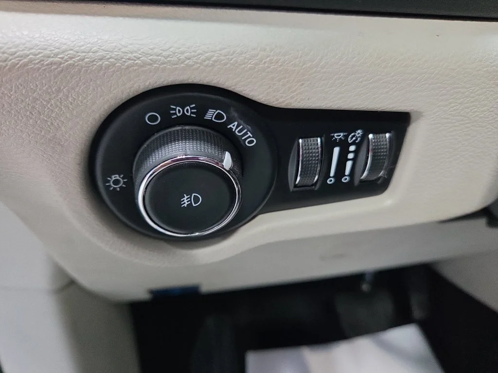 Used 2023 Silver Chrysler Touring L image 32