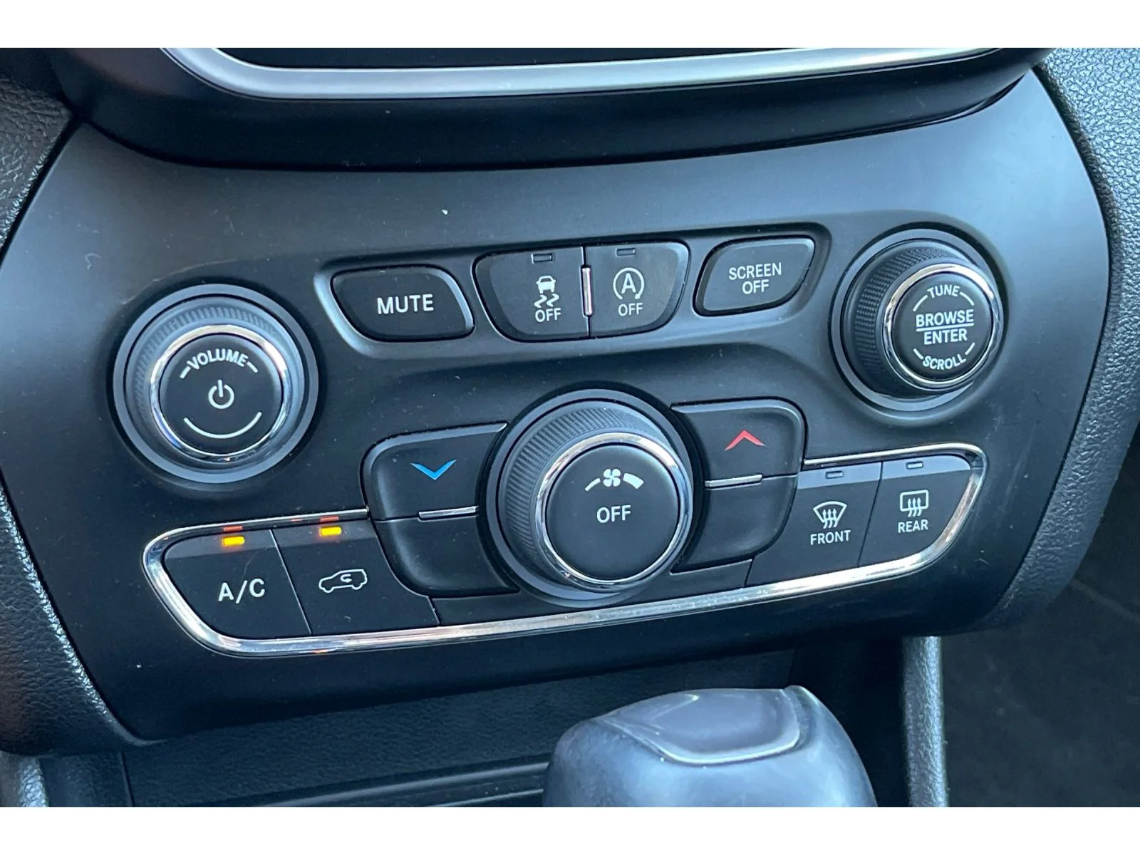 Used 2021 Diamond Black Crystal Pearlcoat Jeep Latitude Lux image 28