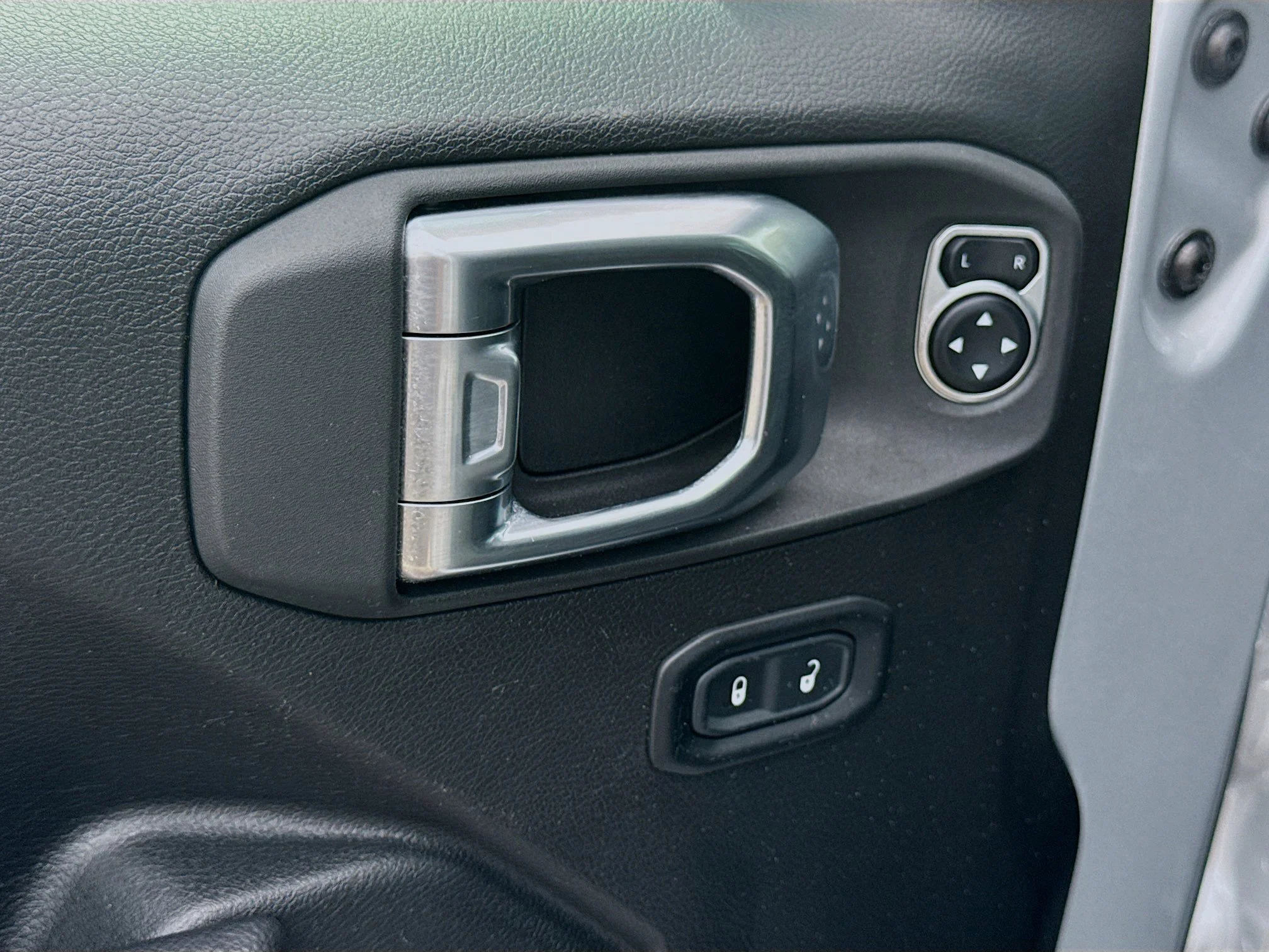 Used 2024 Silver Zynith Clearcoat Jeep Sport S image 21