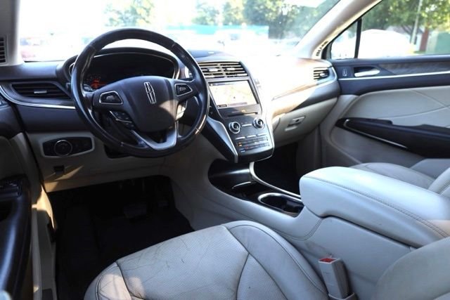 Used 2019 White Platinum Clearcoat Metallic Lincoln Reserve image 32