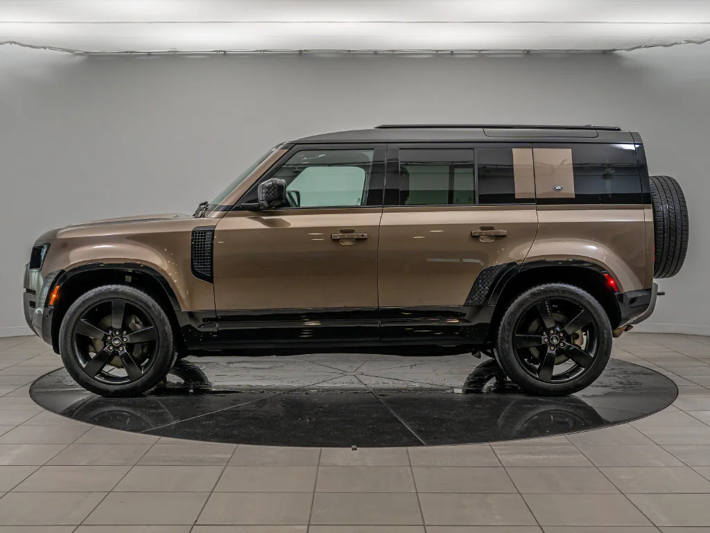 Used 2024 Gondwana Stone Metallic Land Rover X-Dynamic SE image 5