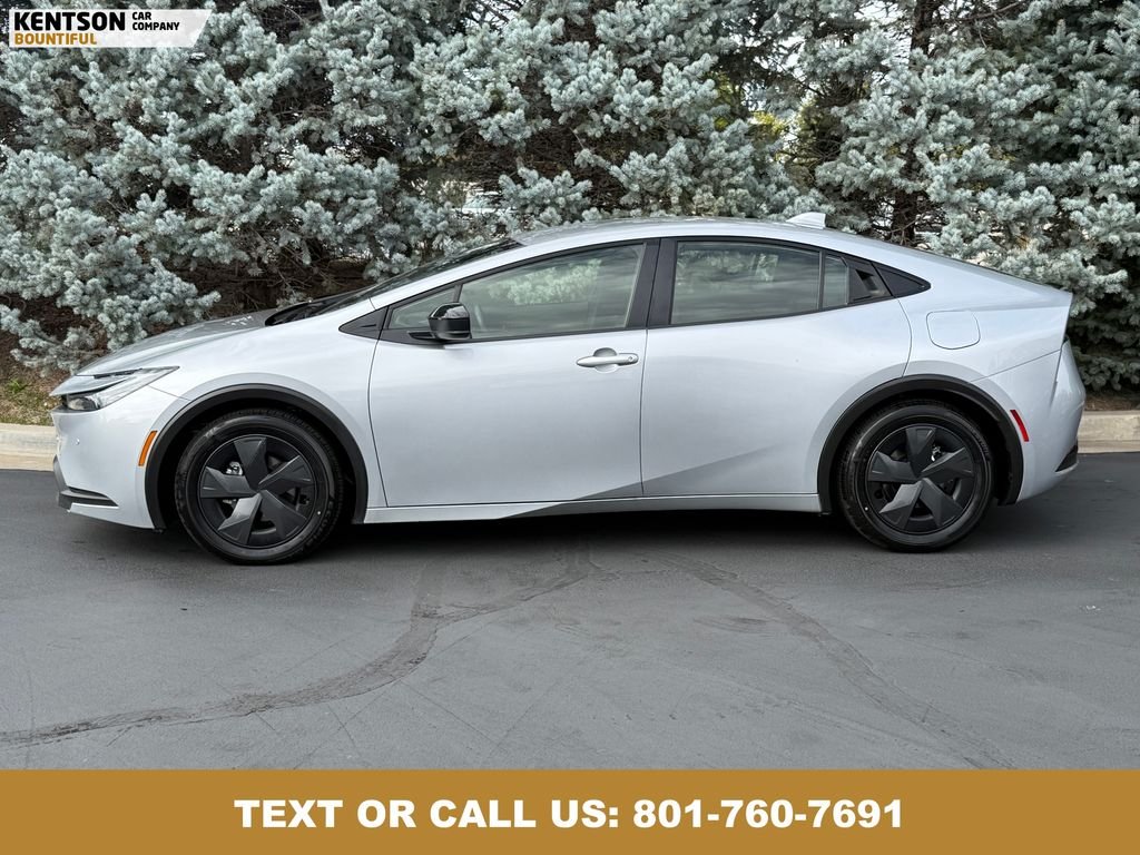 2025 Toyota Prius LE photo 4