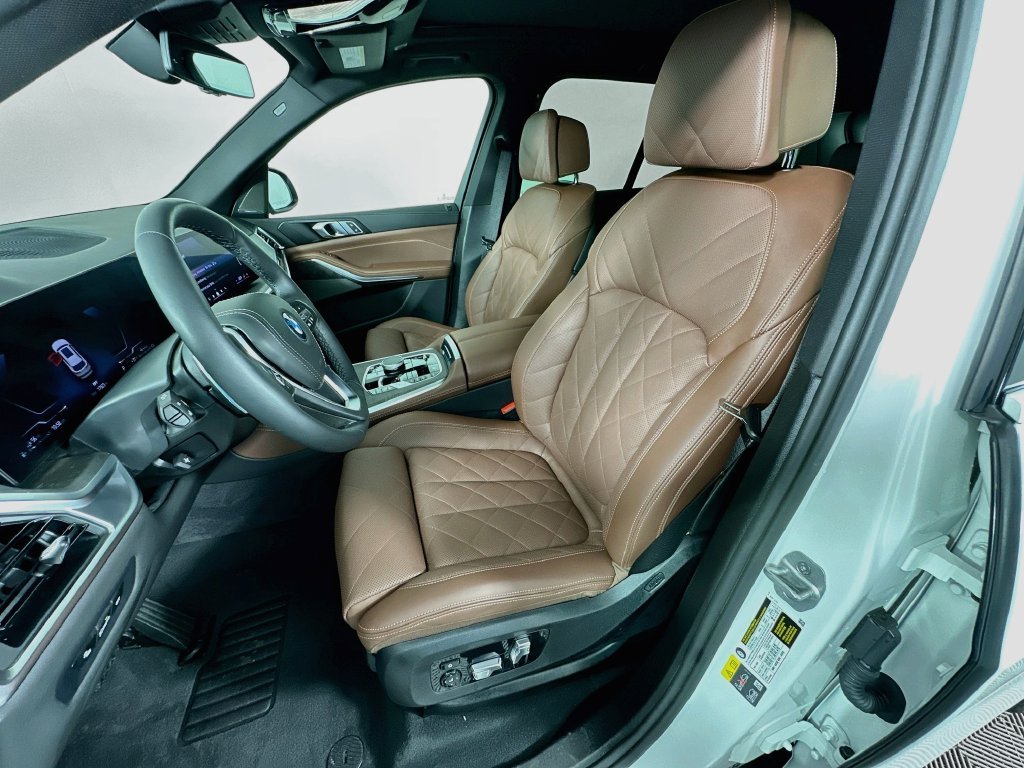 Used 2026 White Metallic BMW xDrive50e image 21