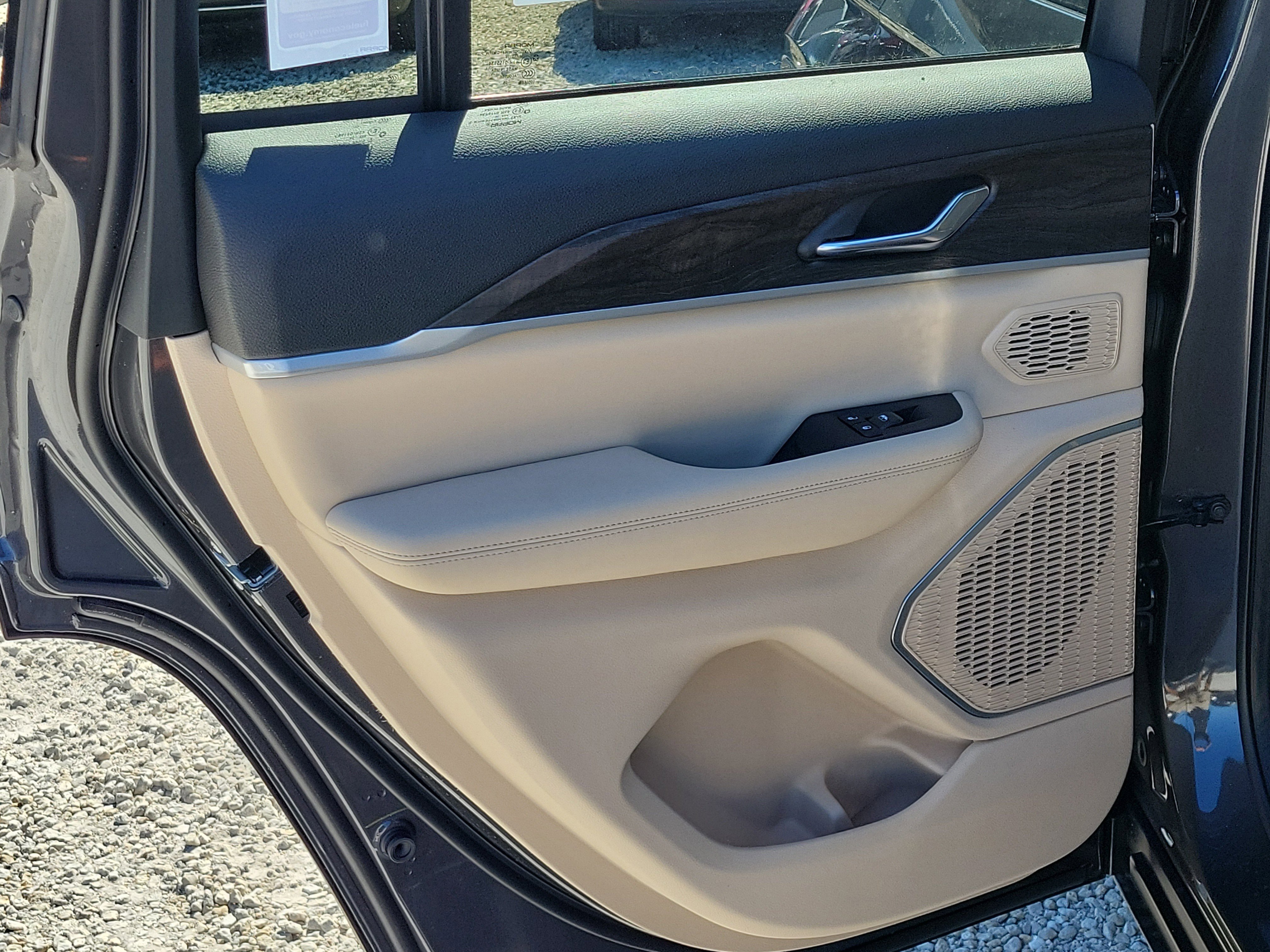 New 2026 Baltic Gray Metallic Clear-Coat Exterior Paint Jeep Limited image 11