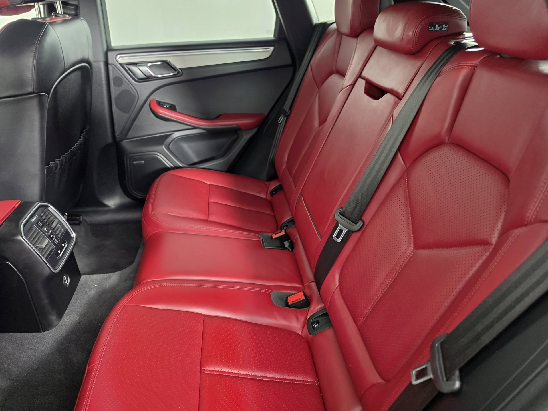 2025 Porsche Macan T - Photo 32