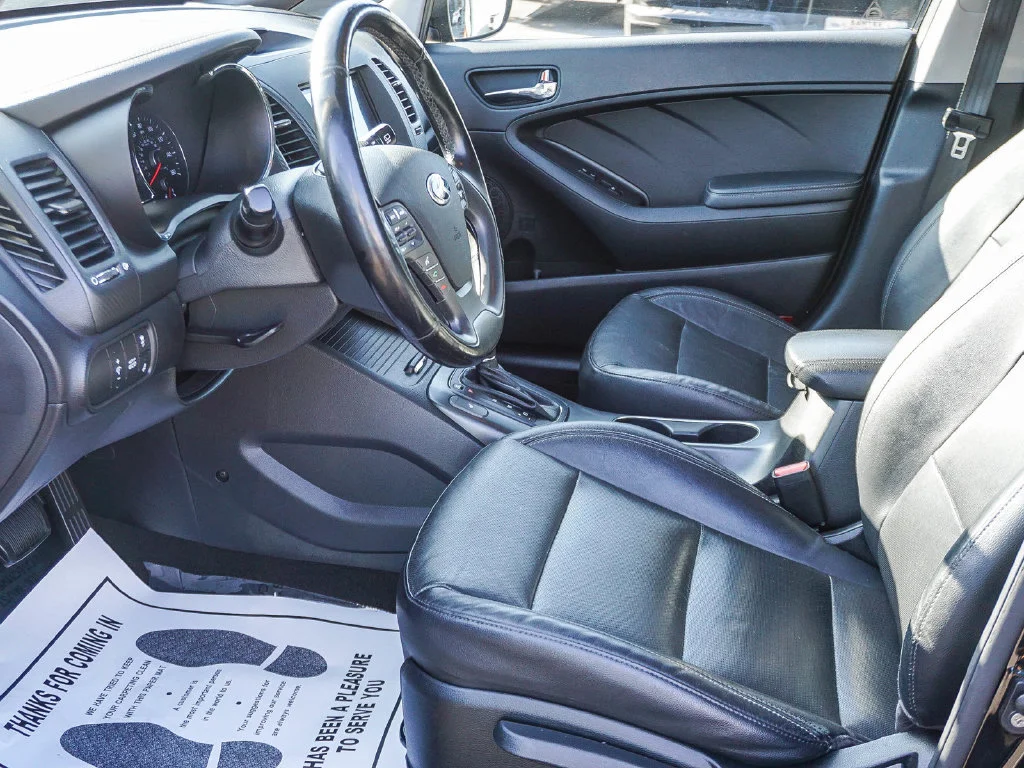 Used 2016 Black Kia EX image 17