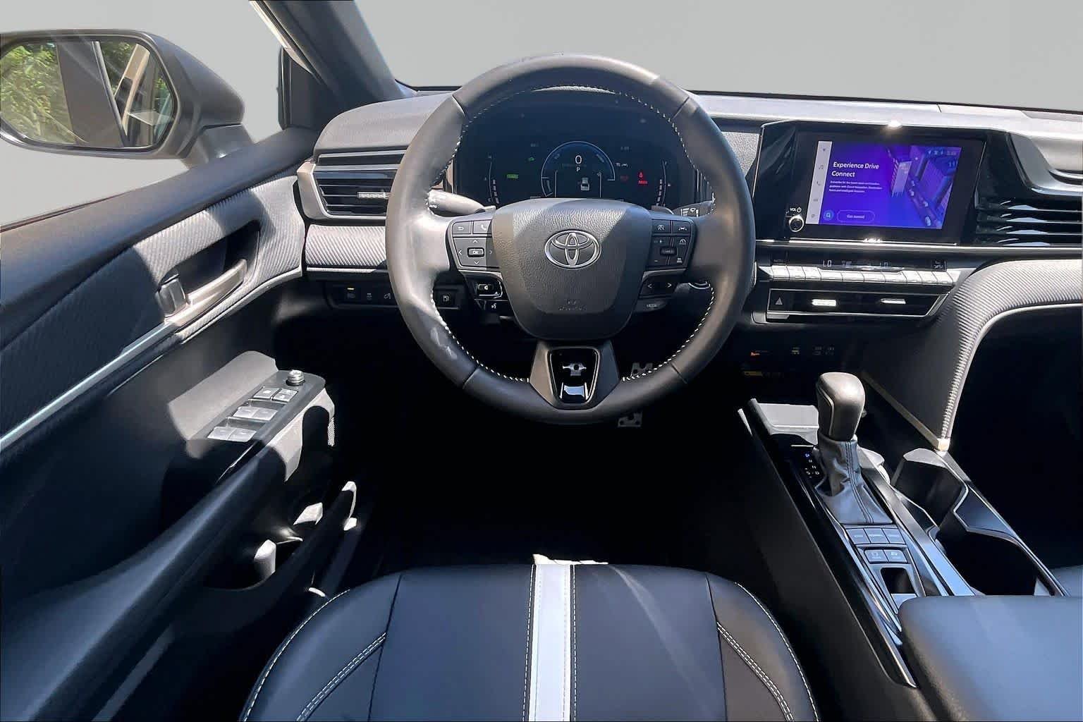 Used 2025 Ice Cap Toyota SE image 6
