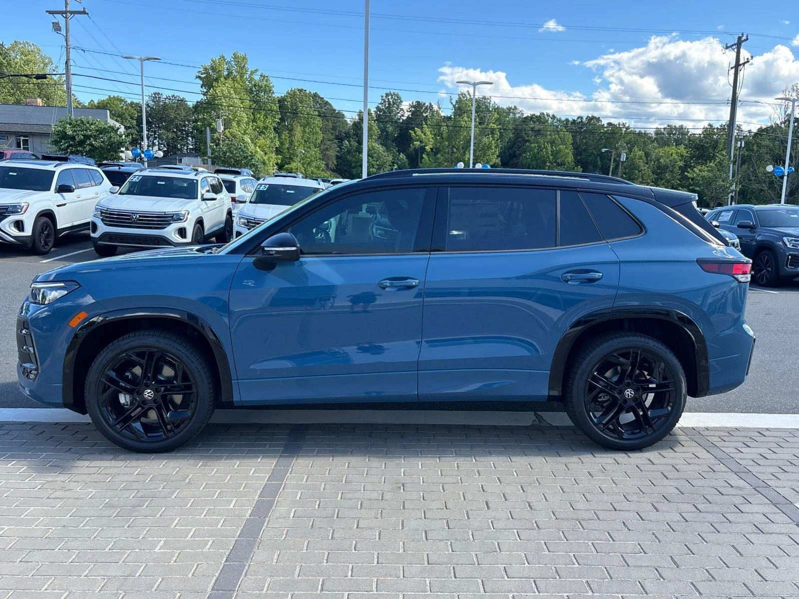 New 2026 monterey blue with deep black roof Volkswagen SE R-Line Black image 2