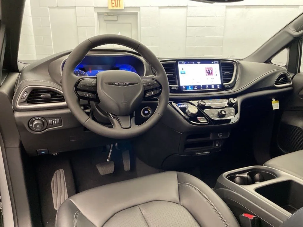 2026 Chrysler Pacifica Select - Photo 9