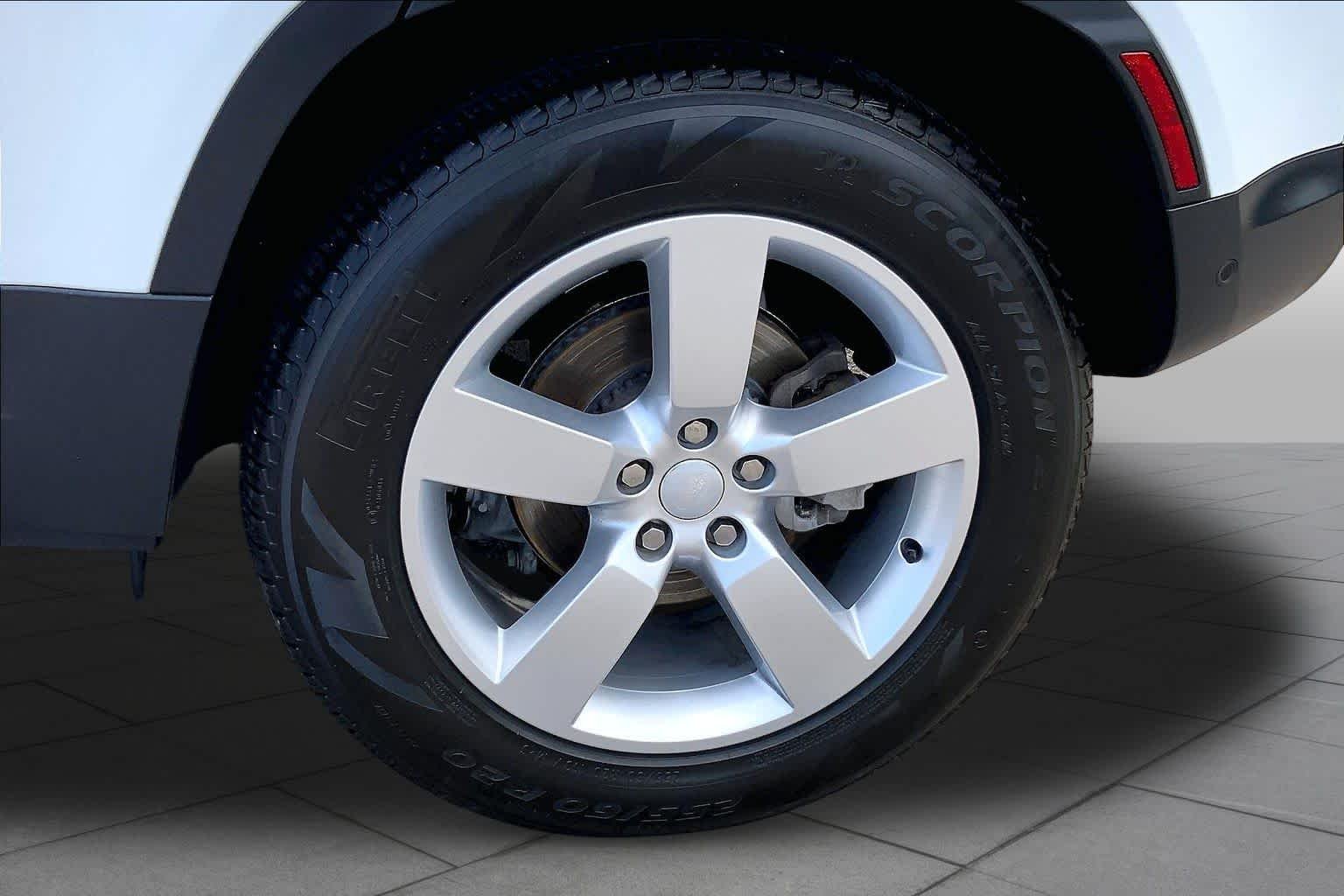 Used 2023 Fuji White Land Rover S image 10