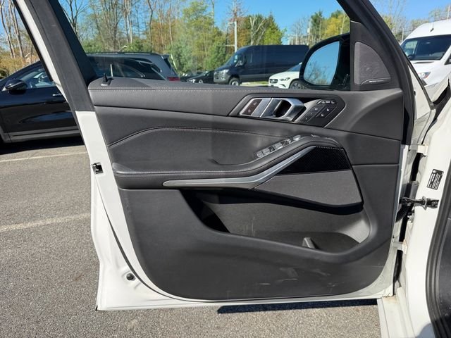 Used 2024 White BMW M60i image 29