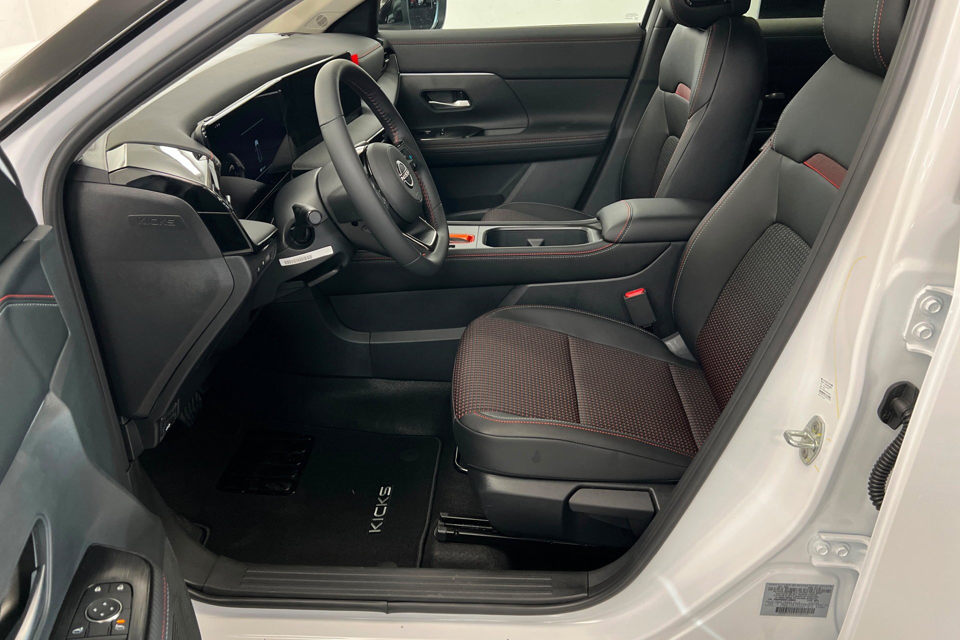 New 2026 Aspen White TriCoat / Super Black Two-tone Nissan SR image 18