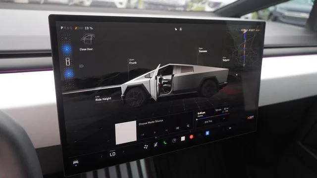 2024 Tesla Cybertruck Base - Photo 21