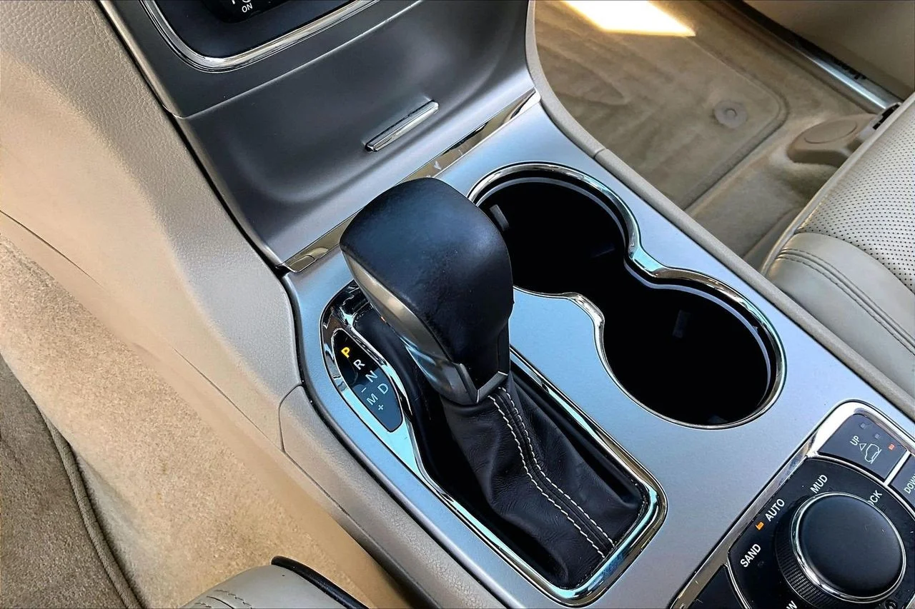Used 2018 White Jeep Overland image 31